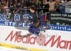 DEL - ERC Ingolstadt - Frankfurt Lions Sieg im Viertelfinale - Matt Hussey jubelt bei den Fans und springt an die Bande