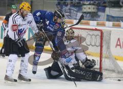 DEL - ERC Ingolstadt - Frankfurt Lions - Playoff - Michael Waginger hüpft hoch um den Puck Durchzulassen, prallt aber am Schützer von Goalie Ian Gordon ab