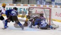 DEL - ERC Ingolstadt - Frankfurt Lions - Playoff - Norman Mattens schlittert ins Tor zu Ian Gordon, Glen Goodall versucht den Puch drüber zu heben