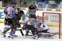 DEL - ERC Ingolstadt - Adler Mannheim - Peter Schaefer schiebt den Puck unter dem Torwart Fred Brathwaite ins Tor