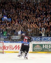 DEL - ERC Ingolstadt - Hannover Scorpions 7:2 - Ian Gordon feiert mit den Fans Jubel