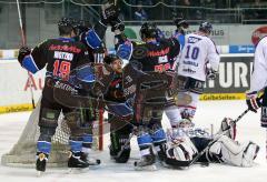 DEL - ERC Ingolstadt - Adler Mannheim - Tor Bryce Lampman in der Mitte Jubel Torwart Fred Brathwaite am Boden