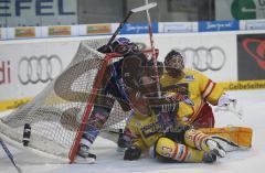 DEL - ERC Ingolstadt - DEG Düsseldorf - Tyler Bouck stürzt in Tor, Jason Holland