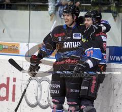 DEL - ERC Ingolstadt - Hannover Scorpions - Torjubel zum 1:0 durch Matt Hussey. links Colin Forbes