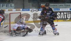 DEL - ERC Ingolstadt - Iserlohn - Der Puck schießt am Tor vorbei, Colin Forbes schaut nur nach