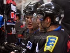 DEL - ERC Ingolstadt - Kölner Haie - Tyler Bouck im Gespräch auf der Bank mit Felix Schütz