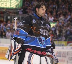 DEL - ERC Ingolstadt - Hannover Scorpions 7:2 - Ian Gordon feiert mit den Fans Jubel