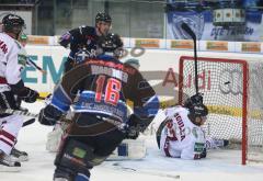 DEL - ERC Ingolstadt - Kölner Haie - Der Puck ist im Tor - Michael Waginger passt zu Colin Forbes hinten und der trifft