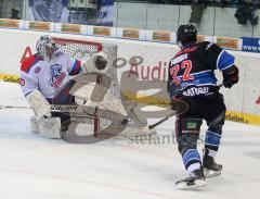 DEL - ERC Ingolstadt - Nürnberg - Colin Forbes an den Schoner des Goalie