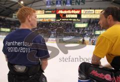 DEL - ERC Ingolstadt - Berlin - Siejgubel der Panther für die Fans - links Christoph Gawlik und rechts Petr Fical knieen vor den Fans