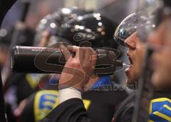 DEL - ERC Ingolstadt - Nürnberg Ice-Tigers 3:4 - Felix Schütz mit der Trinkflasche