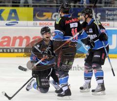 DEL - ERC Ingolstadt - Adler Mannheim - Tor Jubel Peter Schaefer mit Motzko und Greilinger