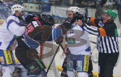 DEL - ERC Ingolstadt - EHC München 2:3 - Rangelei zwischen Tyler Bouck und Stephane Julien