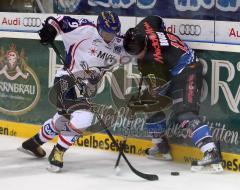 DEL - ERC Ingolstadt - Adler Mannheim - Nathan Robinson im Zweikampf mit Tyler Bouck