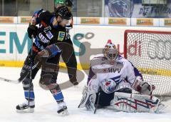 DEL - ERC Ingolstadt - Adler Mannheim - Peter Schaefer am Torwart Fred Brathwaite zum Sieg in der Verlängerung