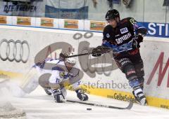 DEL - ERC Ingolstadt - EHC München - Richard Mueller im Zweikampf mit Patrick Vogl