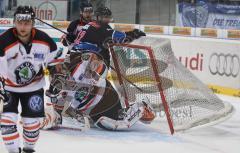 DEL - ERC Ingolstadt - Wolfsburg - Tyler Bouck fährt direkt ins Tor und wirft es samt Goalie um