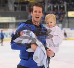 DEL - ERC Ingolstadt - Hamburg Freezers 1:0 - Colin Forbes mit Kinder, Ehrenrunde