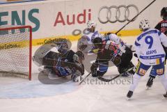 DEL - ERC Ingolstadt - EHC München 2:3 - Torwart Markus Janka unter Beschuß, weit aus dem Tor heraus