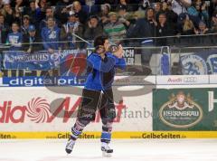 DEL - ERC Ingolstadt - Adler Mannheim - Peter Schaefer fährt zu den Fans zum ersten Mal - Jubel