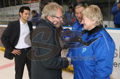 DEL - ERC Ingolstadt - EHC München 2:3 n.P. - Ehrung durch links Reinhard Büchl