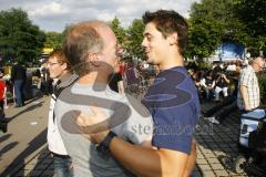 Bruno St. Jacques zeigt Nähe zu den Fans bei der Autogrammstunde während der Saisoneröffungsfeier und Mannschaftsvorstellung des ERC Ingolstadt am 07.08.2010.