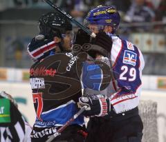 DEL - ERC Ingolstadt - Adler Mannheim - Peter Schaefer im Clinch mit Denis Reul