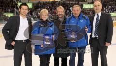 DEL - ERC Ingolstadt - EHC München 2:3 n.P. - Ehrung durch Reinhard Büchl