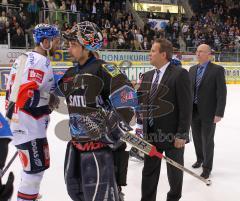 DEL - Playoff - ERC Ingolstadt - Eisbären Berlin 1:4 - Ian Gordon und die Trainer Rich Chernomaz und Rick Nasheim gratuleiren den Berlinern auf dem Eis