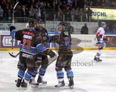 DEL - Playoff - ERC Ingolstadt - Eisbären Berlin 1:4 - Tor Christoph Gawlink, Thomas Greilinger und Christian Chartier gratulieren Jubel