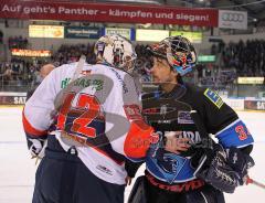 DEL - Playoff - ERC Ingolstadt - Eisbären Berlin 1:4 - Ian Gordon auf dem eis mit Berliner Goalie Rob Zepp