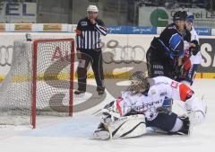 DEL - ERC Ingolstadt - Eisbären Berlin Playoff - Peter Schaefer sieht dem Puck nach - vorbei