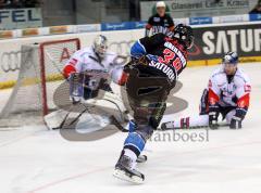 DEL - Playoff - ERC Ingolstadt - Eisbären Berlin 1:4 - Thomas Greilinger schießt den Torwart an