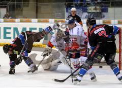 DEL - Playoff - ERC Ingolstadt - Eisbären Berlin 1:4 - links Colin Forbes wird umgeschubst, rechts Peter Schaefer schießt zum Tor