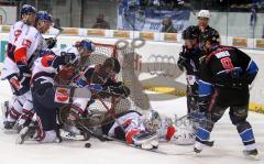 DEL - ERC Ingolstadt - Eisbären Berlin Playoff - Kampf um den Puck am Berliner Tor