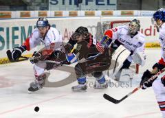 DEL - Playoff - ERC Ingolstadt - Eisbären Berlin 1:4 - Felix Schütz im Zweikampf