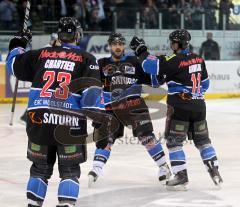 DEL - Playoff - ERC Ingolstadt - Eisbären Berlin 1:4 - Tor Christoph Gawlik, Thomas Greilinger und Christian Chartier gratulieren Jubel