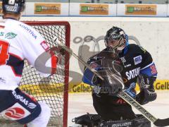 DEL - Playoff - ERC Ingolstadt - Eisbären Berlin 1:4 - Ian Gordon sieht dem Puck nach. 1:0 für Berlin in der ersten Minute