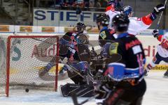 DEL - Playoff - ERC Ingolstadt - Eisbären Berlin 1:4 - Ian Gordon sieht dem Puck nach. 1:0 für Berlin in der ersten Minute