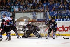 DEL - Playoff - ERC Ingolstadt - Eisbären Berlin 1:4 - Ian Gordon im Tor, dahinter die Ingolstädter Fans