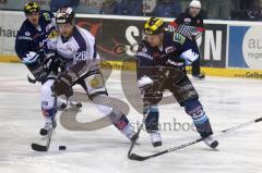 DEL - ERC Ingolstadt - Straubing Tigers - rechts Derek Hanh kämpft sich zum Puck