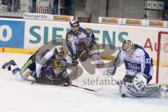 DEL - ERC Ingolstadt - Straubing Tigers - Derek Hahn wird vor dem Tor von den Beinen geholt. Torwart Jan Guryca blockt den Puck