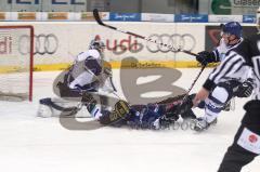 DEL - ERC Ingolstadt - Hamburg Freezers - Luciano Aquino wird von den Beinen geholt, dafür gibts Penalty