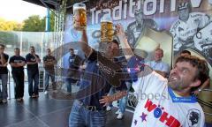 ERC Ingolstadt - Saisoneröffnungsfeier - Jahnstrasse - traditionelles Bierkrugstemmen mit rechts Rudi der gewann, mitte  Jeremy Reich der schon kämpft. Hinten lacht Jimi Boni