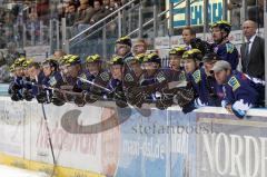 DEL - ERC Ingolstadt - Eisbären Berlin 4:5 n.P. - Das Team beim Penalty auf der Bank