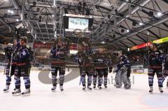 DEL - ERC Ingolstadt - Krefeld Pinguine - Die Ganz Mannschaft wird von den Fans gefeiert