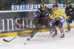 DEL - ERC Ingolstadt - Krefeld Pinguine - Michael Waginger wird von den Beinen Geholt