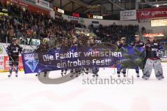 DEL - ERC Ingolstadt - Krefeld Pinguine - Die Ganz Mannschaft wird von den Fans gefeiert. Weihnachtsgruß der Panther
