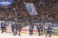 DEL - ERC Ingolstadt - Augsburg Panther - Jubel mit den Fans, Fahnen