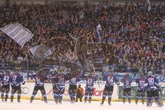 DEL - ERC Ingolstadt - Iserlohn Roosters - Das Team vor den Fans Jubel Fahnen